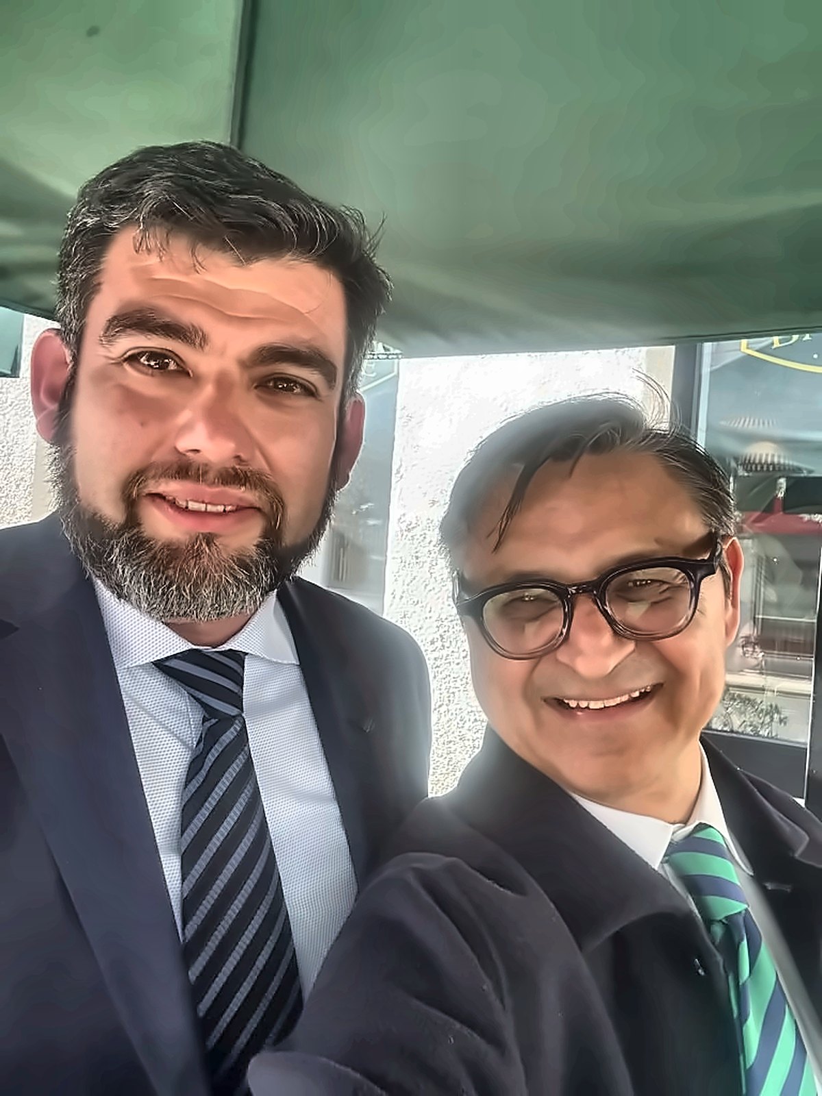 Peter Sharp junto a un asociado de la región