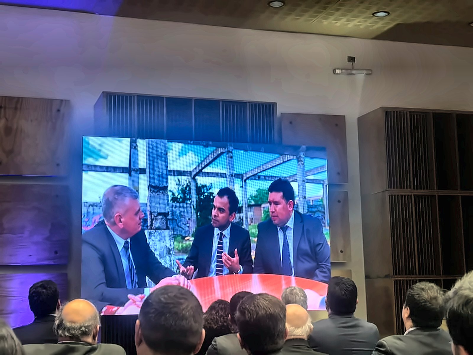 Durante la ceremonia se exhibió material audiovisual sobre la gestión regional