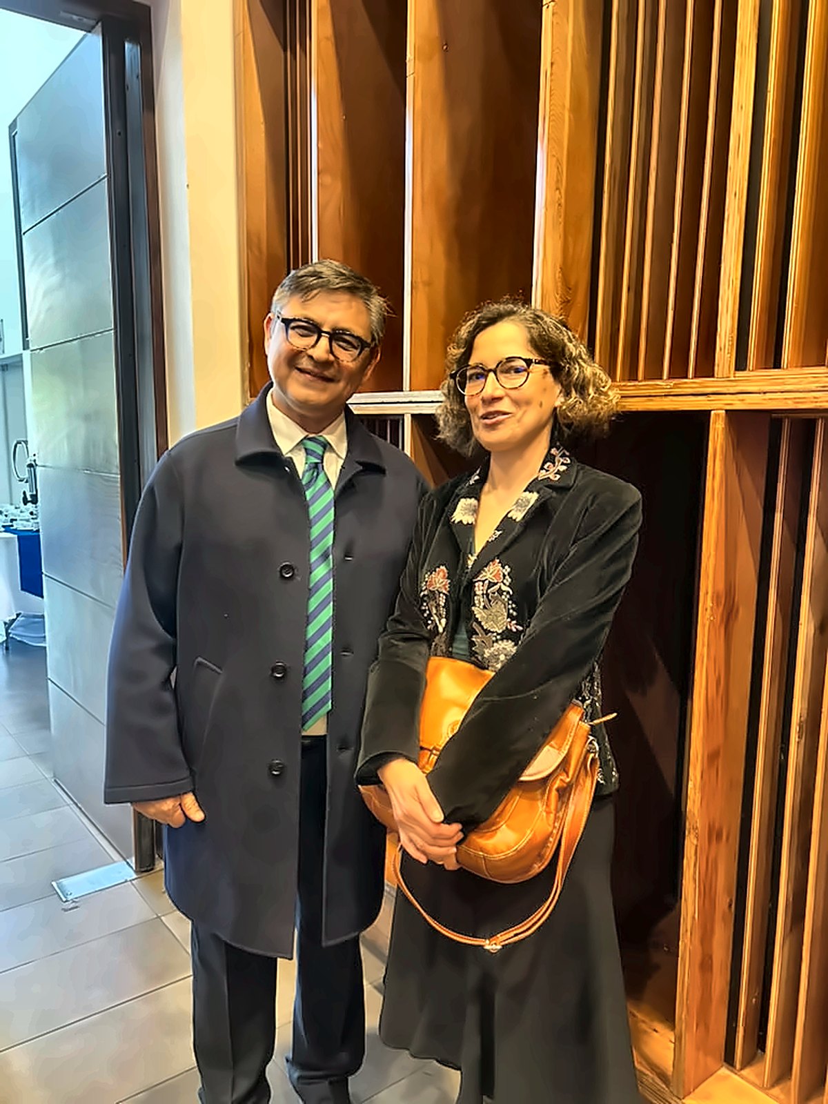 Peter Sharp comparte con asistentes a la ceremonia